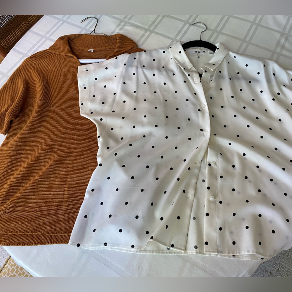 Lot of 2 Uniqlo women’s tops. Size xs but the tops are oversized.